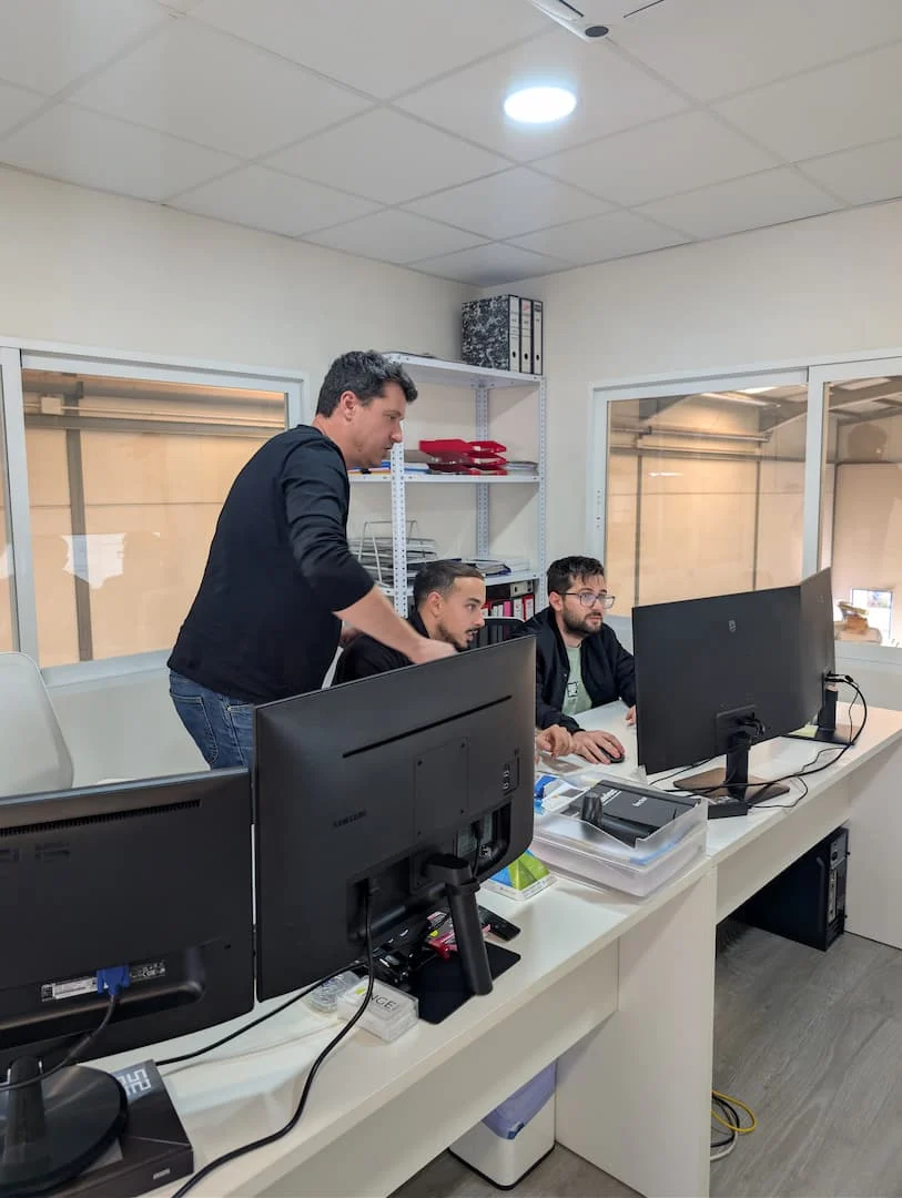 Tres ingenieros de INGEI revisando un proyecto técnico en la oficina de Blanca