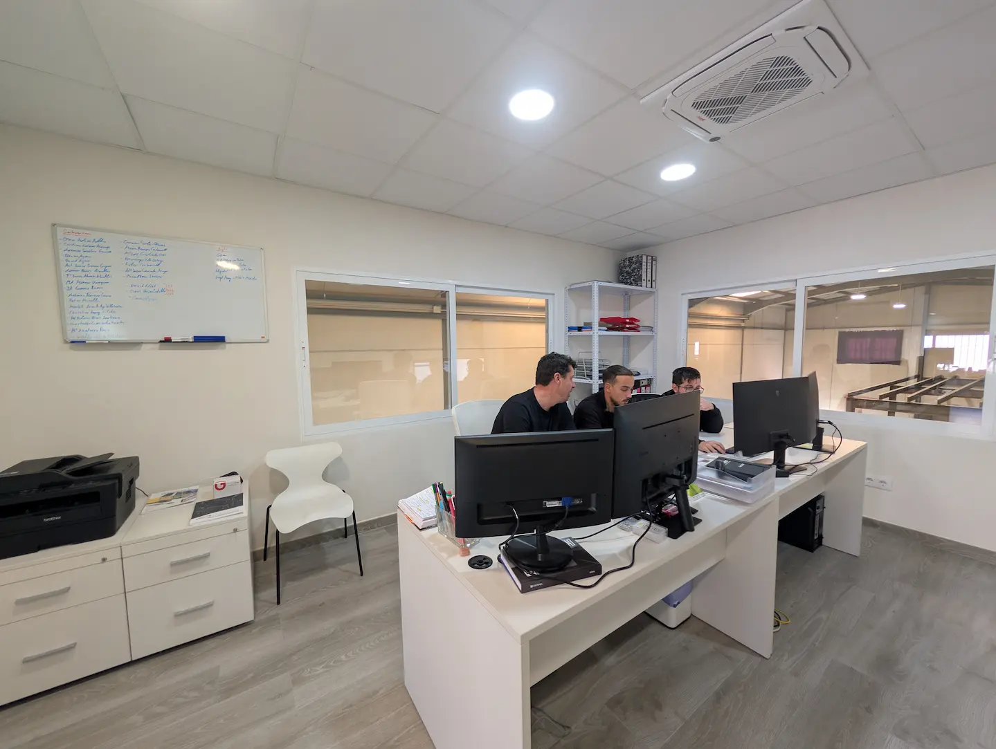 Equipo INGEI trabajando en oficina sobre proyectos de ingeniería industrial